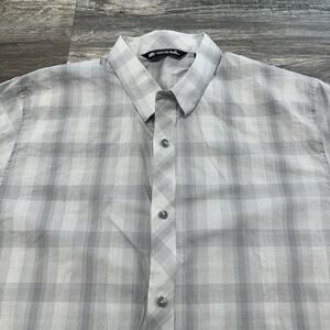 Travis Mathew Nylon Shirt Gray White Mens‎ XL Plaid Short Sleeve Button Stretch